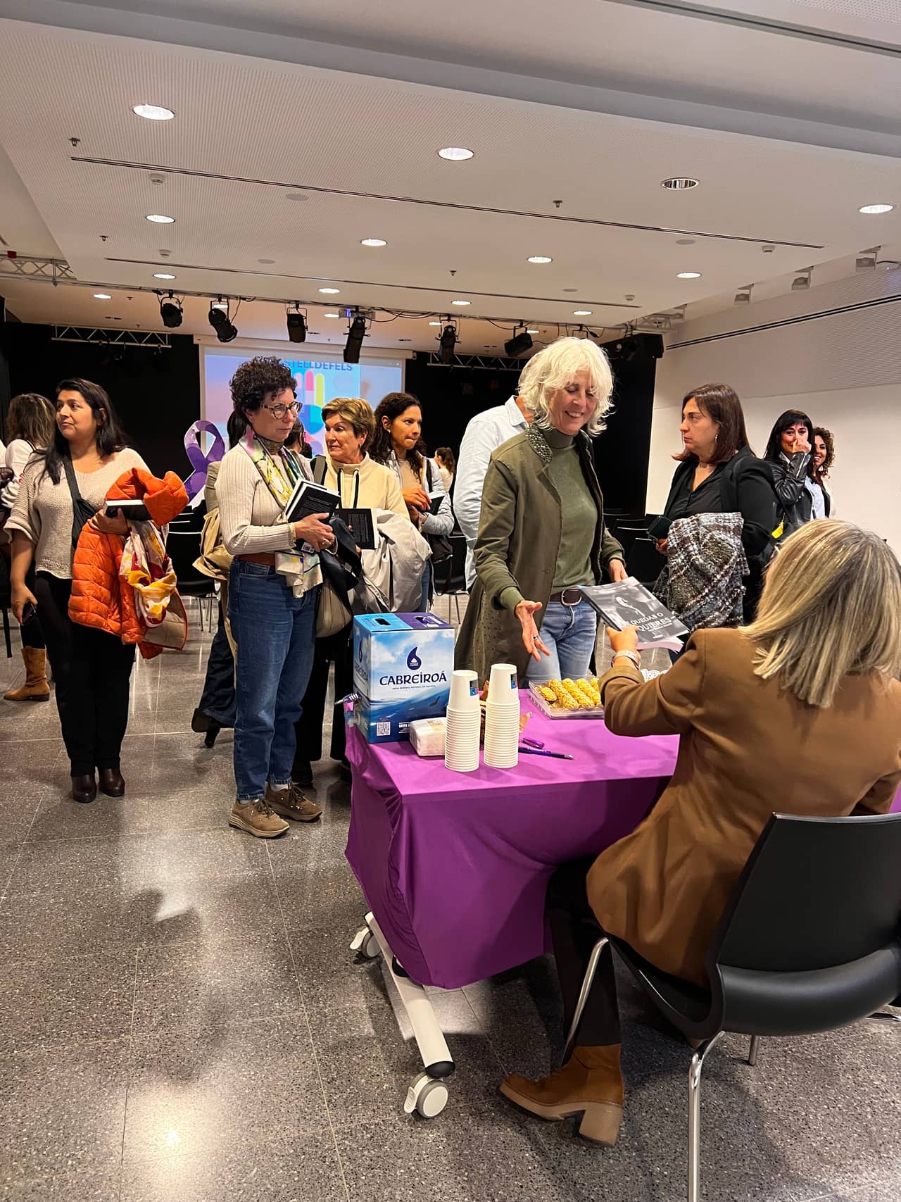 Asistentes conversando con Ana Sánchez tras la presentación de su libro